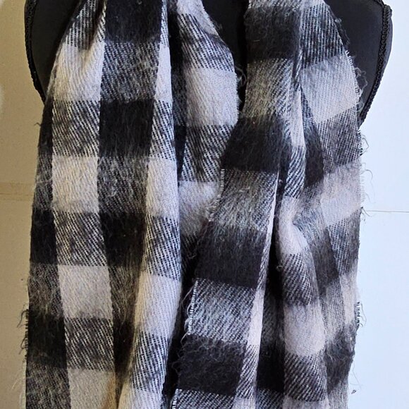 Blackknit winter gloves & grey & black muffler - Picture 3 of 6